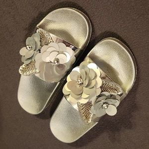 💙NWB SHIEKH METALIC FLORAL SLIDES